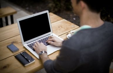 man aan het werk op laptop